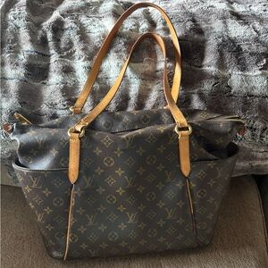 Authentic LV classic tote with zipper. Receipt shown